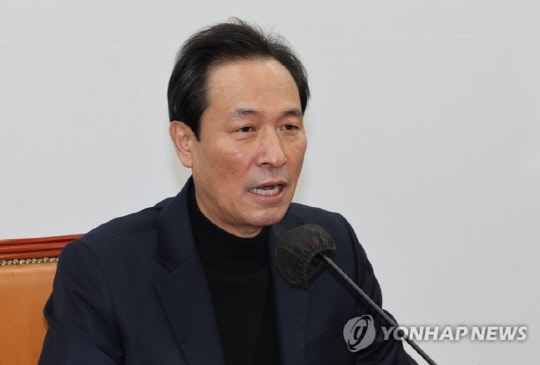 국정조사특위 위원장인 우상호 더불어민주당 의원이 18일 오후 서울 여의도 국회에서 기자간담회를 하고 있다. <연합뉴스>